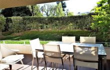 The apartment is located in the private residence of Parc Eugénie in the Oxford district of Cannes