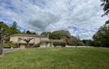 Detached villa with pool, lake and large garden