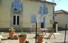 Charentaise village house with 2 bedrooms and courtyard