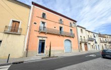 Charming winegrower's house bursting with character, spacious courtyard and excellent business opportunity.