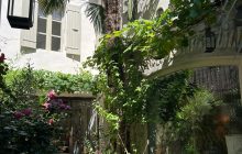 Charming House in historic center of Isle sur la Sorgue with a courtyard garden for 107 m2.