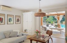 Atypical Provencal villa, large living room, 3 bedrooms, swimming pool, double garage, sought-after area