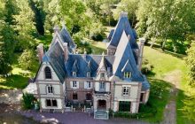 Beautiful castle with numerous outbuildings, 3 ponds on 25acres of park