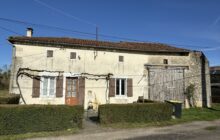 Nanteuil-En-Vallée : Maison to Refresh With a Fabulous Barn R7425