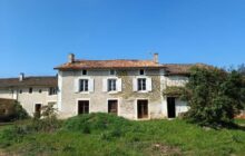 Stunning House to Renovate – Great Potential à Montjean R7463