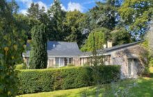 Two houses in one, nestled in the greenery of the Scorff Valley.
