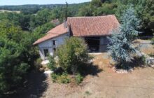 Verteuil-Sur-Charente : Country House with Land and a Beautiful View of the Château R7554